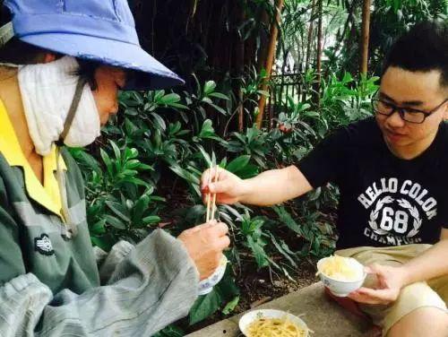 怒江小伙吃瓜视频,展现当地风土人情