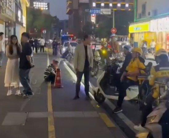 五一广场吃瓜事件视频,一场引发热议的街头冲突瞬间