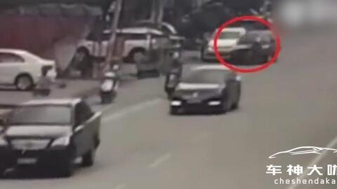 下雪车吃瓜撞车视频,下雪车吃瓜意外撞车，现场视频曝光